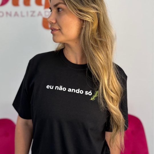 CAMISETA "EU NÃO ANDO SÓ"